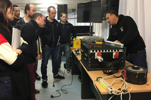 Clase sobre “Corriente y Transformadores” de Fernando S. Guggiana para alumnos del Curso de Técnico de Backline de Call & Play, Barcelona, mayo 2019.