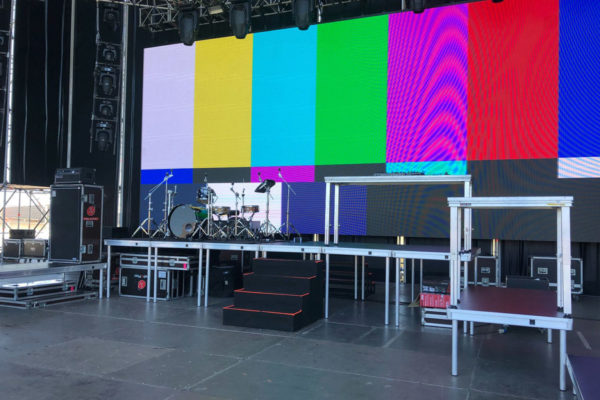 Muntage de tarimes per a la gira d’Ozuna, 2018.