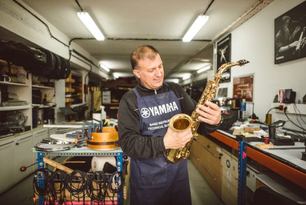 Fernando S. Guggiana na sua oficina de reparação e manutenção